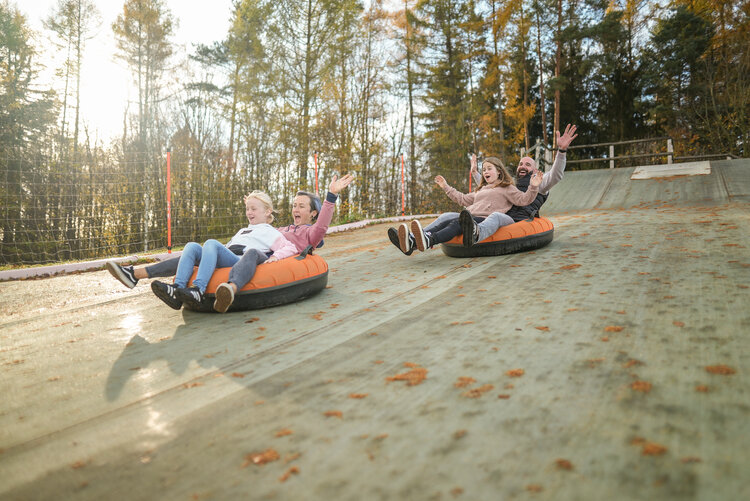 Saneczkarstwo w parku wakacyjnym Trixi Familienspaß im Winter bei „BAHNE FREI“ im Trixi Ferienpark Zittauer Gebirge