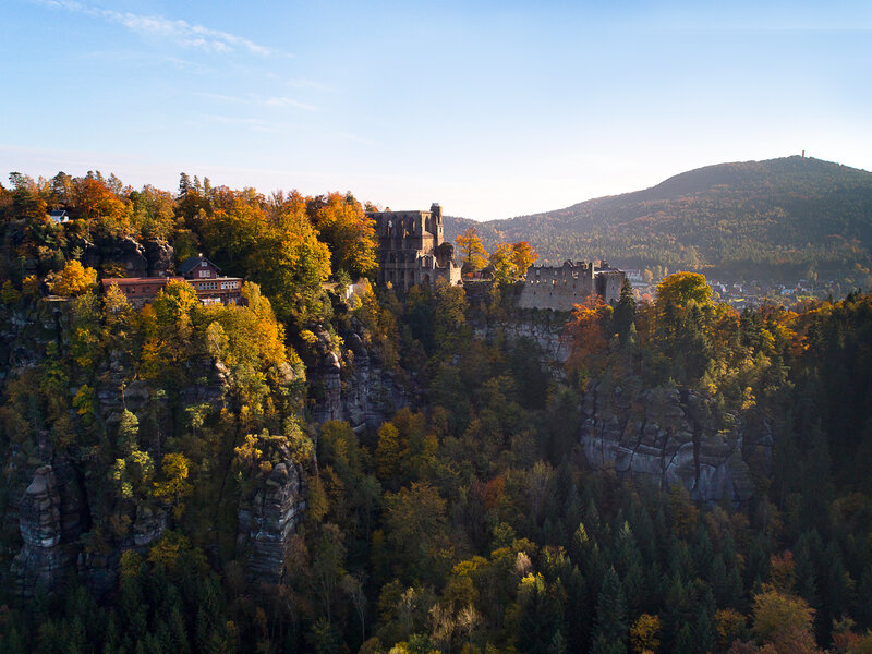 Abbildung Herbst Oybin mit Burg und Kloster