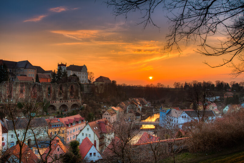 Pohled z náměstí Schuetzenplatz na zříceninu hradu Nicolaikirch a Ortenburg