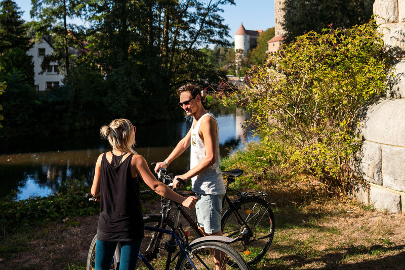 Radfahrer an der Spree und Wasserkunst