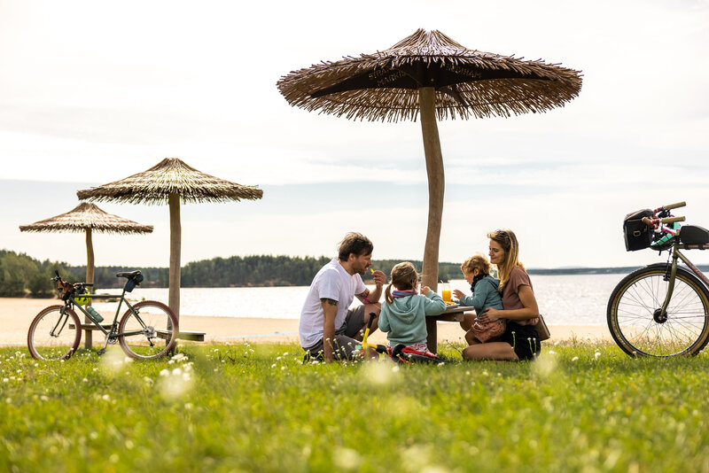 Family picnic at Lake Bärwald