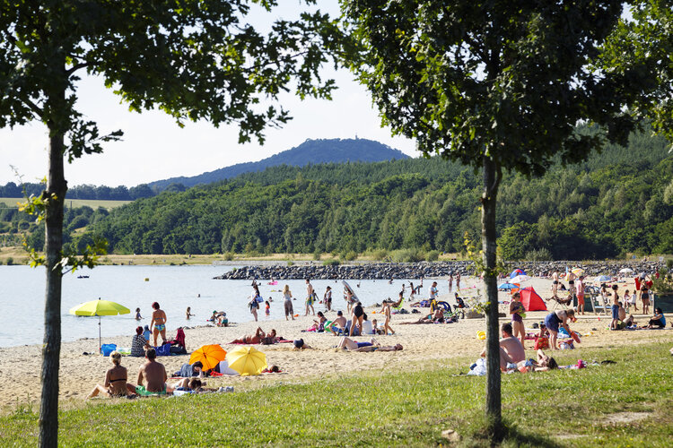 Léto, slunce, město a jezero