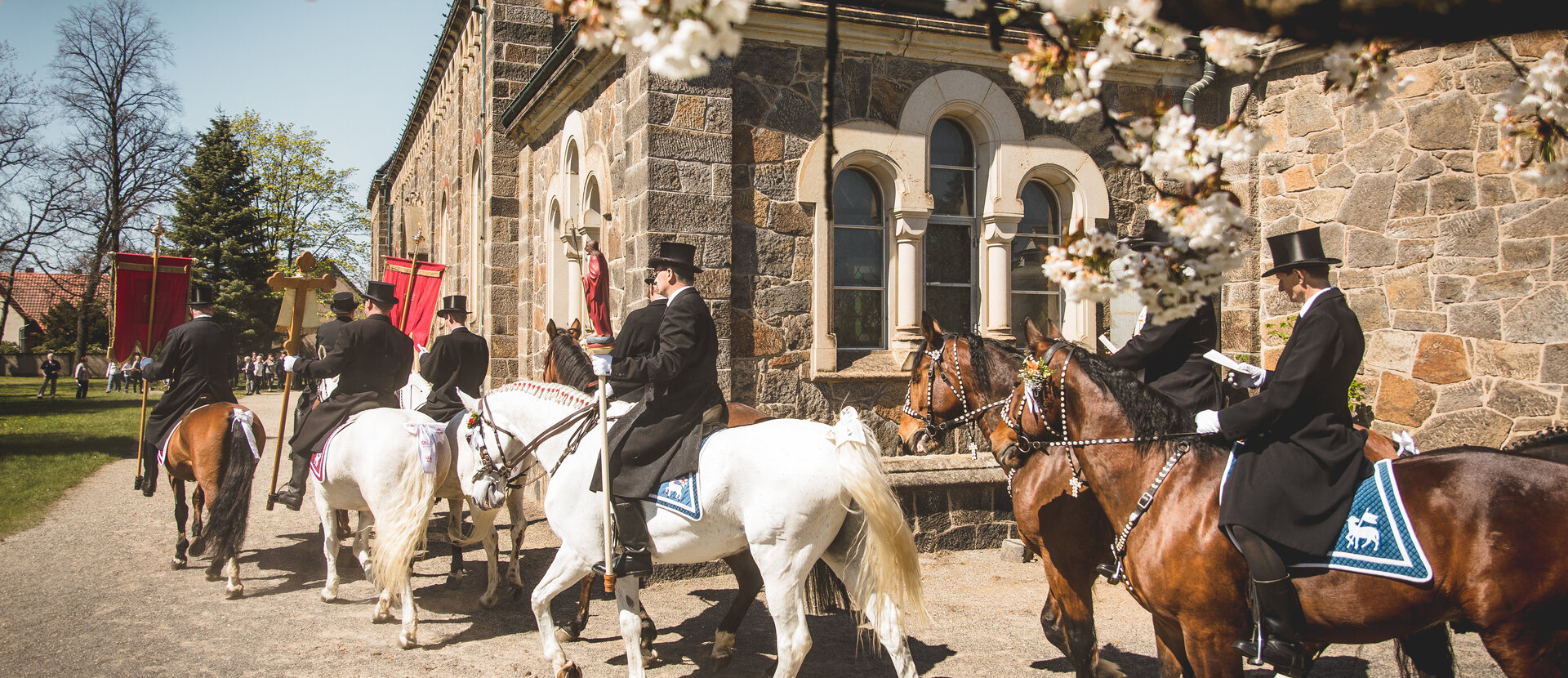 Osterreiter verkünden die Osterbotschaft (Foto: Philipp Herfort) Osterreiter verkünden die Osterbotschaft (Foto: Philipp Herfort)