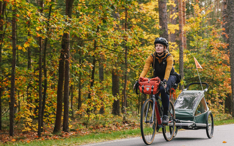 Radelmädchen unterwegs auf dem Zwillingsradweg