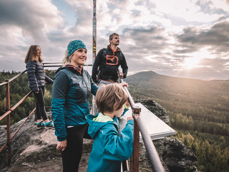 Pěší turistika s rodinou v Žitavských horách © Philipp Herfort Abbildung Pěší turistika s rodinou v Žitavských horách © Philipp Herfort