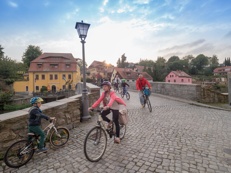 Familie auf Spreebruecke