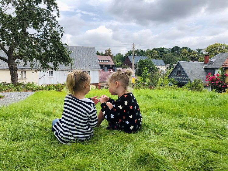 Dívka na louce Gutshof Schirgiswalde: Familienurlaub im Bullerbü Ambiente