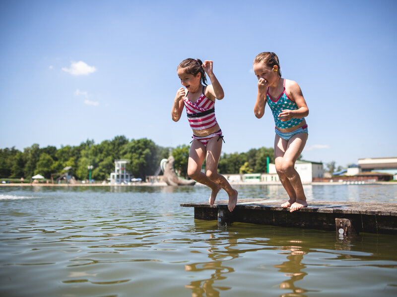 Basen na plaży leśnej w parku wakacyjnym Trixi