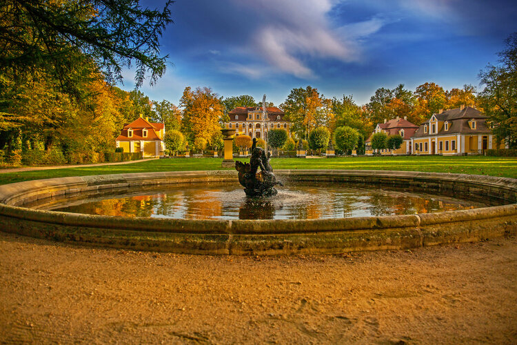 Barokschloss Neschwitz im Herbst Ausstellug "Das ist mein Leben-meine Welt“