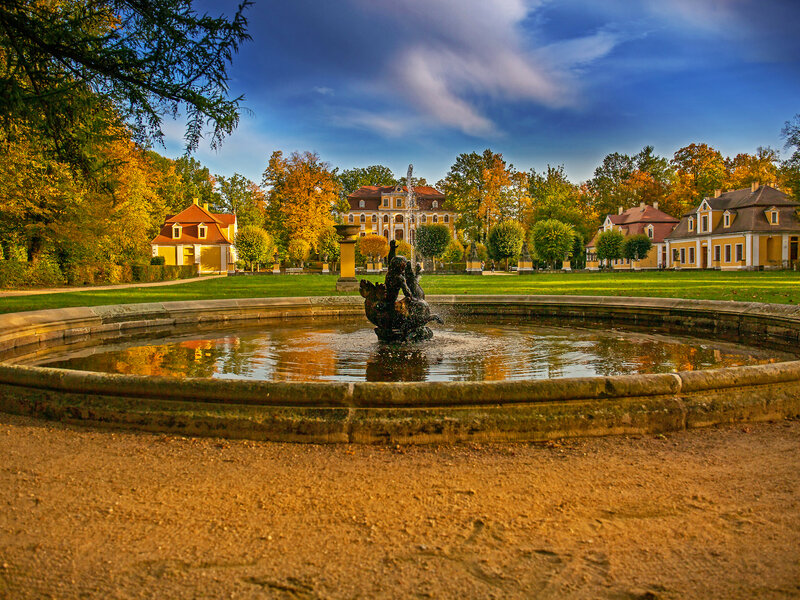 Abbildung Barokschloss Neschwitz im Herbst