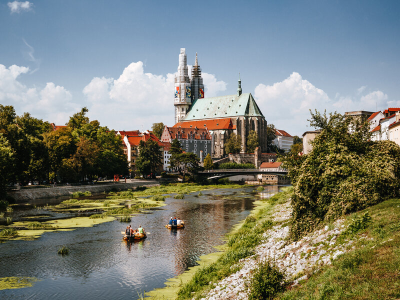 Nafukovací čluny Goerlitz směrem ke kostelu sv. Petra