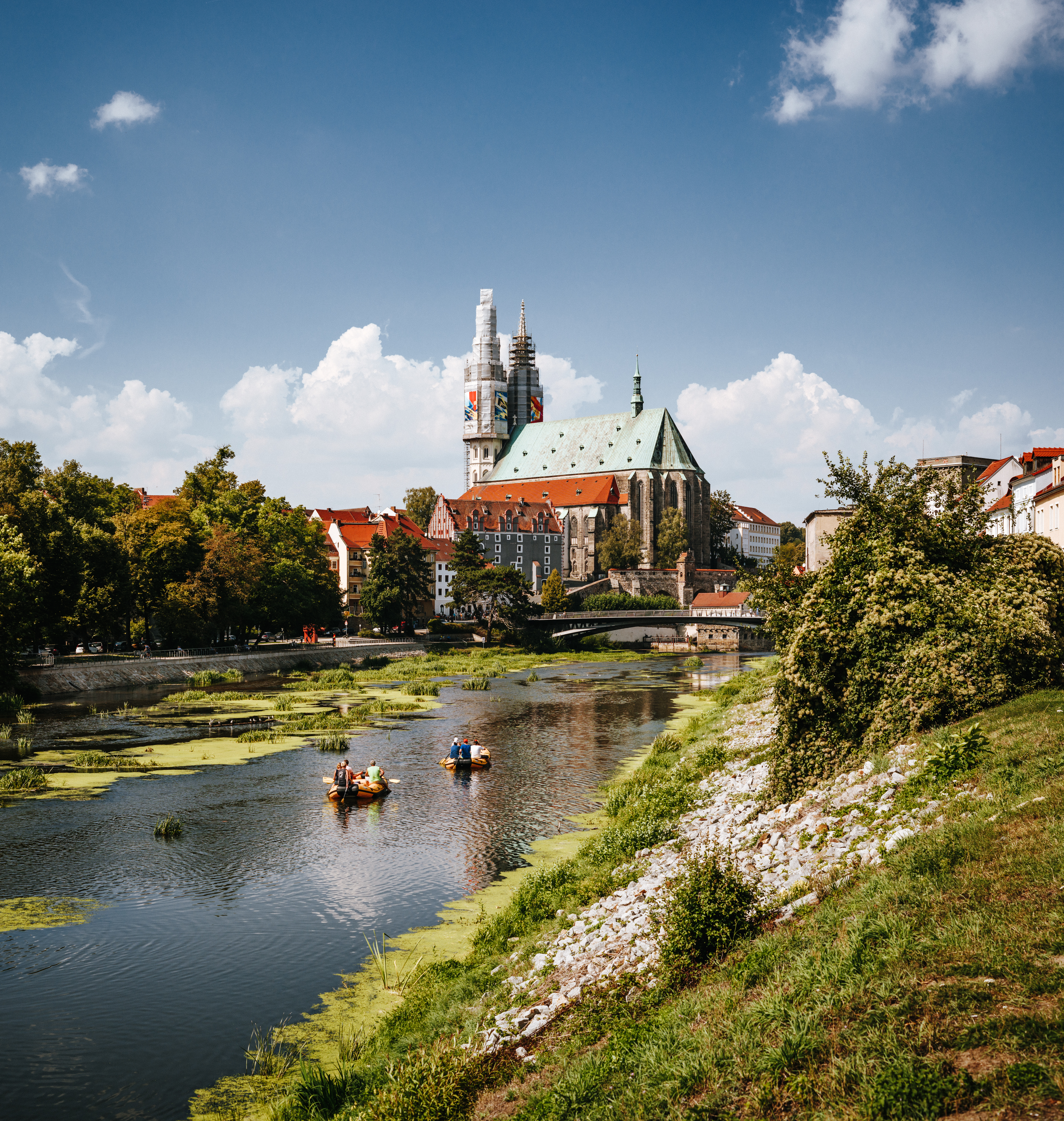 Nafukovací čluny Goerlitz směrem ke kostelu sv. Petra