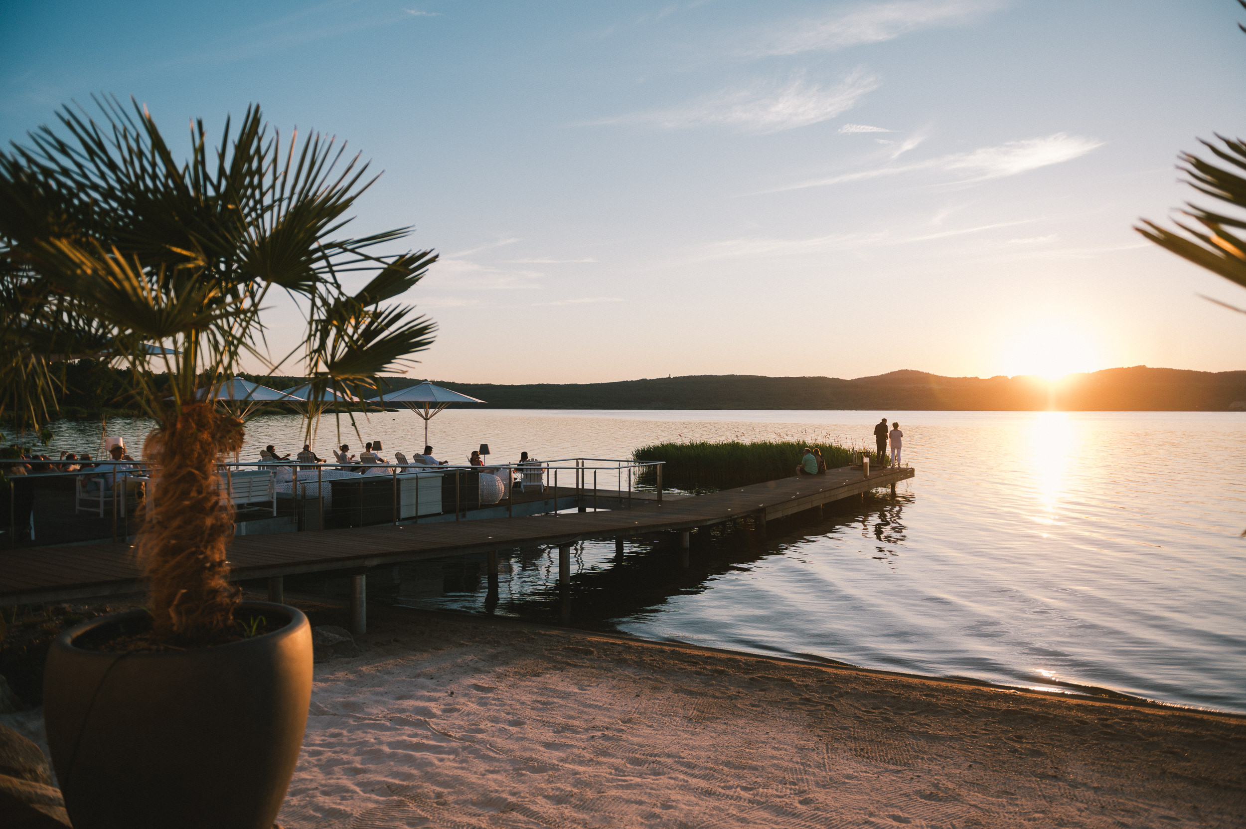 Taras nad jeziorem i bar na plaży