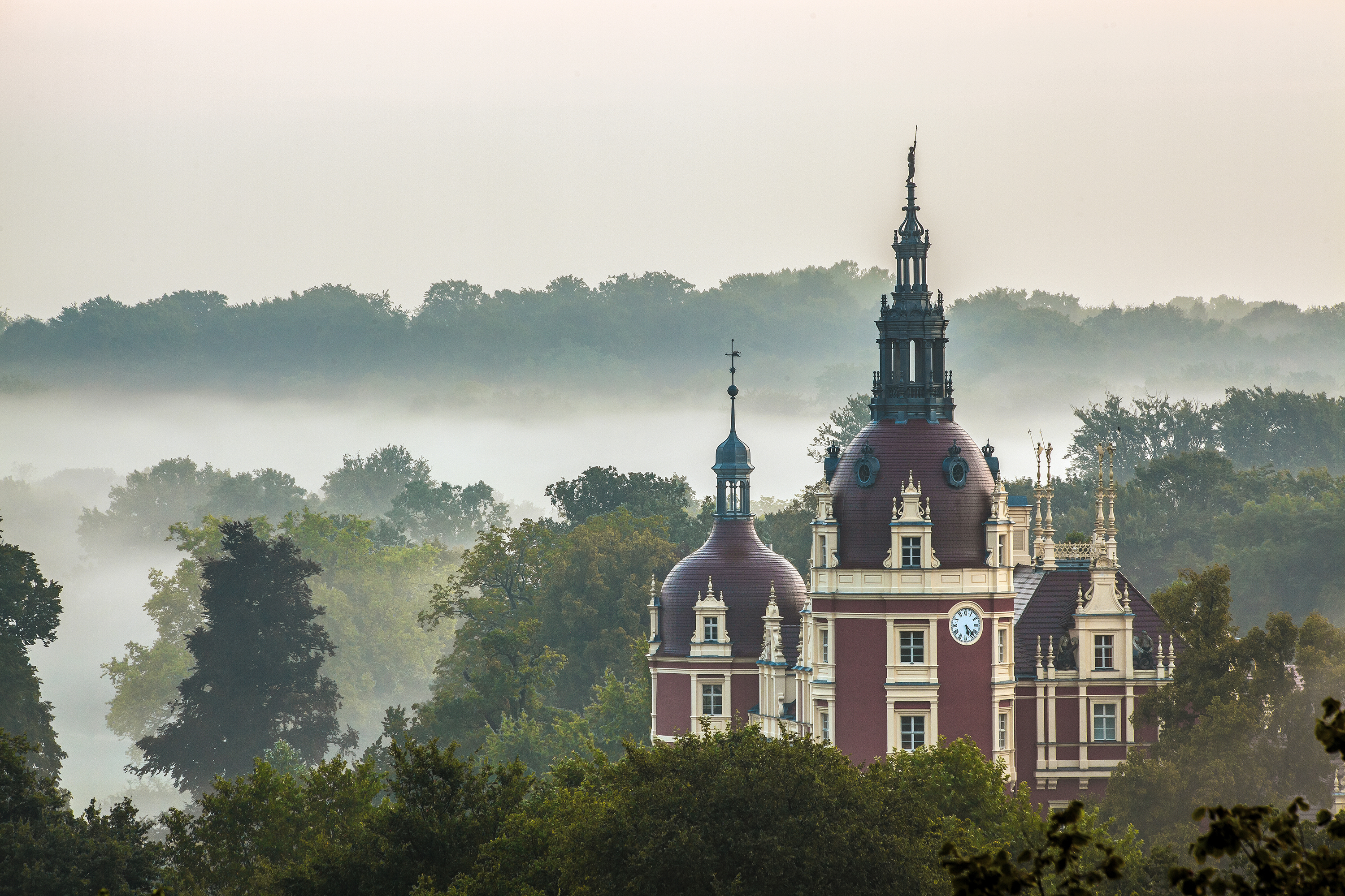 Das neue Schloss im Muskauer Park im Morgennebel