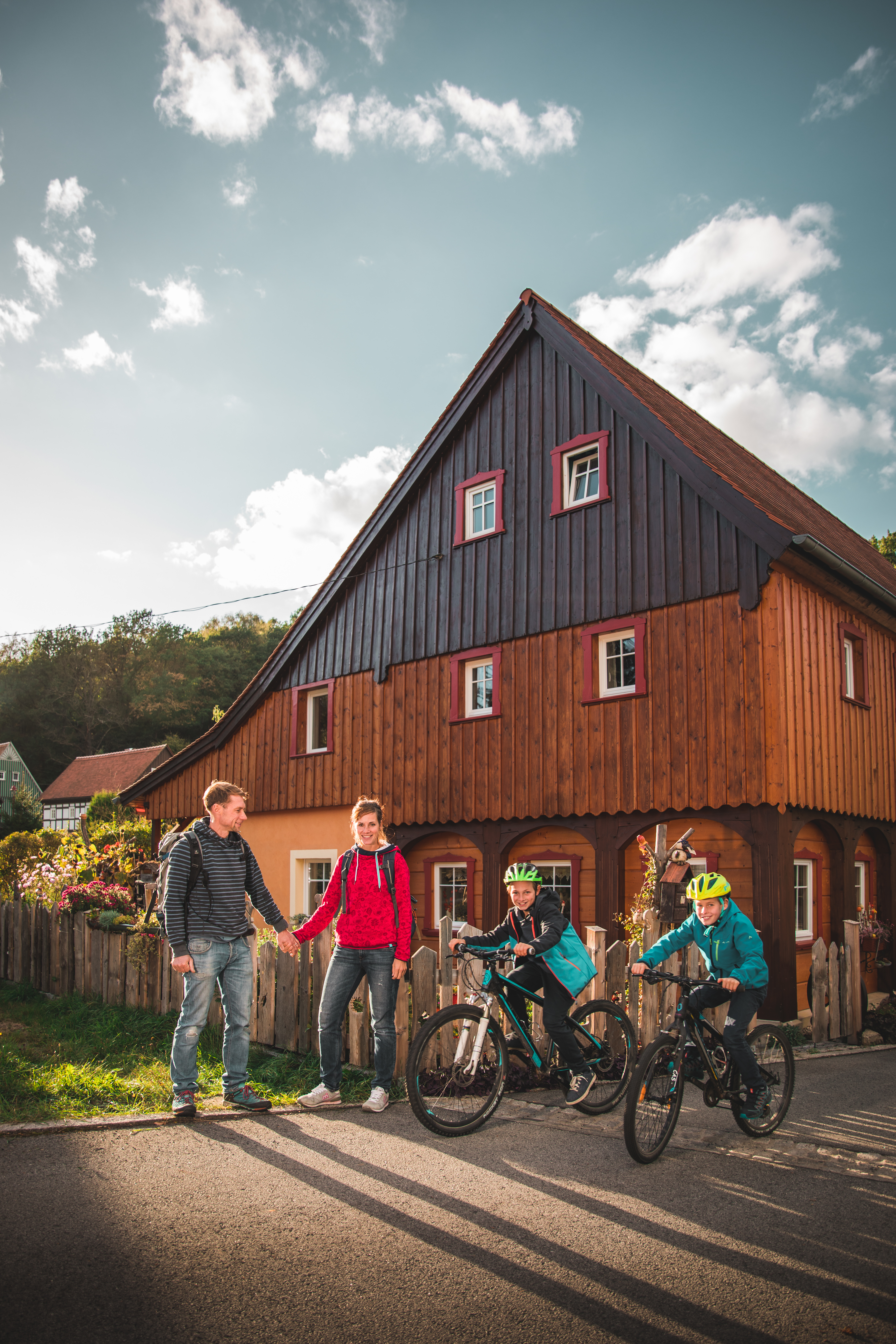 Cycling children in front of the Umgebindehaus