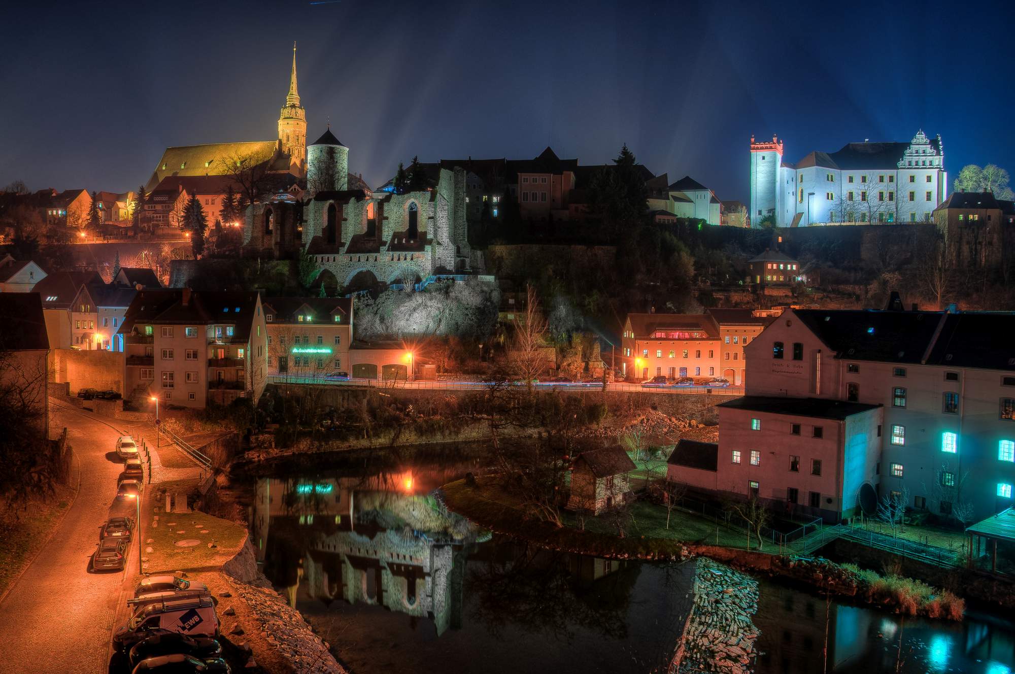 Zřícenina kostela Bautzen Nicolai s řekou Sprévou